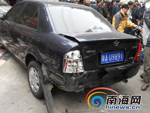 越野车连撞数车冲向商铺致2人受伤(组图)
