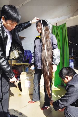 女工欲卖掉1.5米长头发捐给需要帮助者(图)