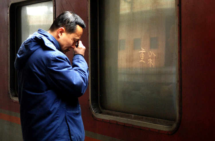 1月18日,在宁波工作的白先生送别回甘肃老家过年的父母,父母在车窗上