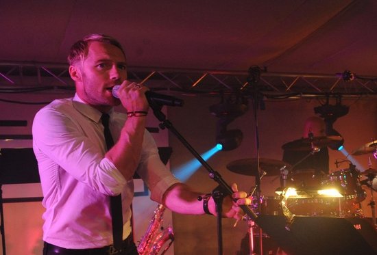 罗南-基汀献唱劳伦斯颁奖礼 奥斯卡影帝主持