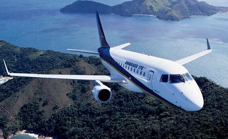 一名行李搬运工被困在一架准备起飞的安博威e-170飞机的货舱里