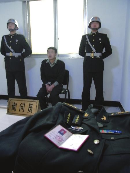 刘某在成都警备司令部被讯问.