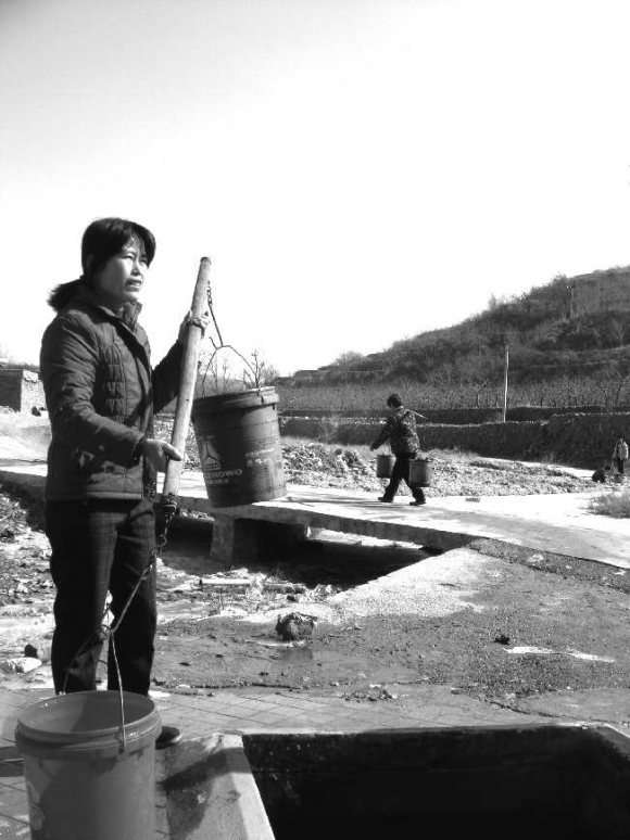 海阳一村庄七百人每天挑水喝