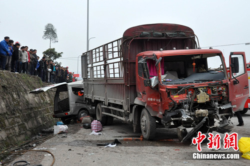 四川广安发生一起两车相撞事故 造成4死3伤(图)