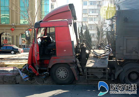 港城东大街上演"疯狂的货车" 货车骑上绿化带 社会新闻 烟台新闻网