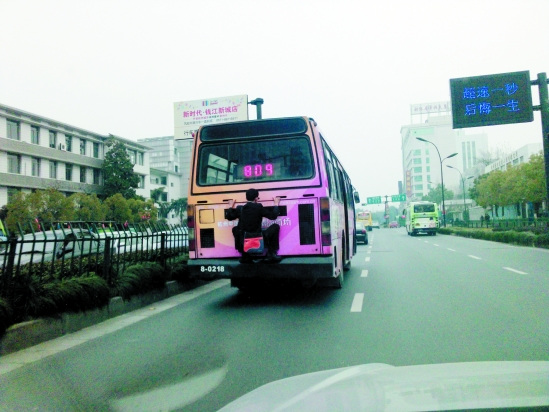 网传公交"扒车哥"引热议 记者试验成功但危险(图)