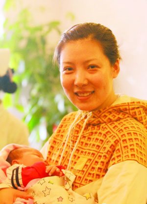 冠军张国政喜得千金 杜丽秀爱子照片晒幸福