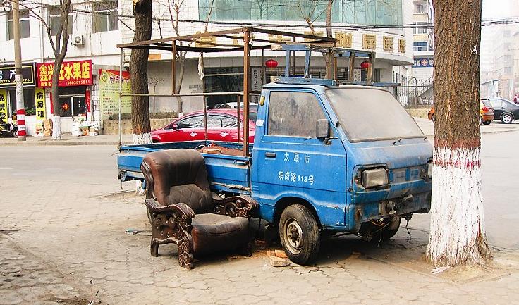 两辆"破车"没人管 报废车如何处置成难题(图)