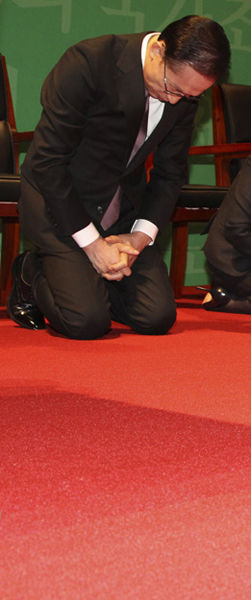 韩国总统李明博夫妇下跪照引争议(组图)