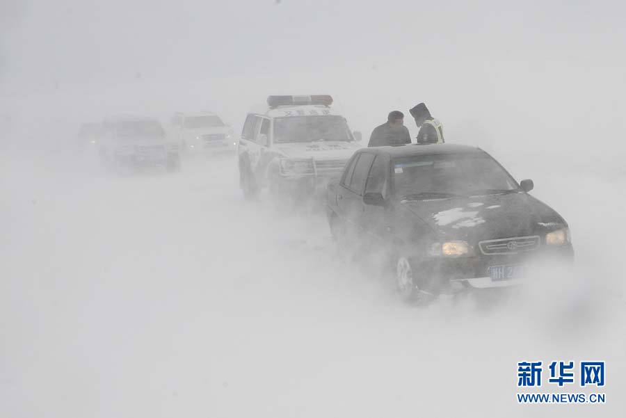 阿勒泰遭遇强暴风雪袭击瞬间风力达八级以上