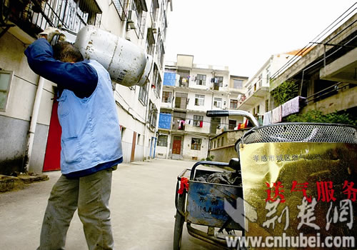 肖崇阳在送煤气