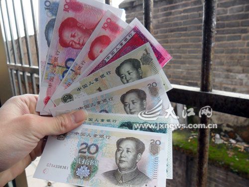 小店出售逼真玩具钞票 部分人拿其当真钱购物