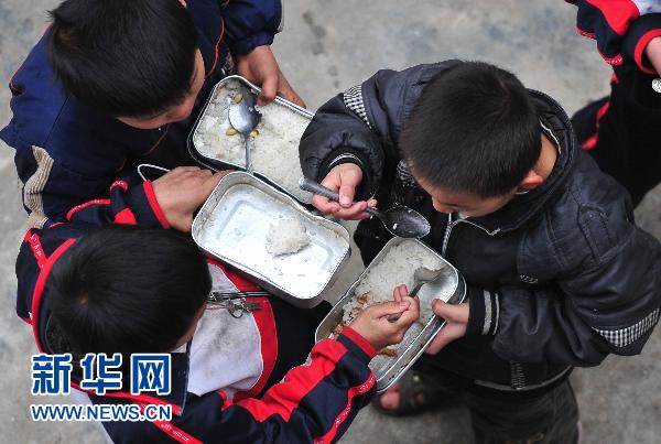 補助款變扶貧款 山區學生一天兩頓黃豆拌飯(圖)