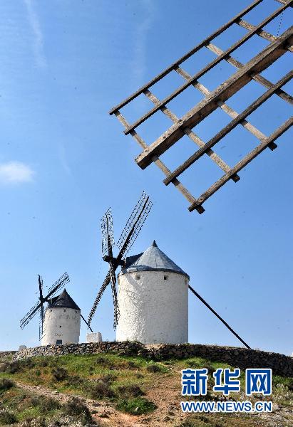 组图:西班牙小镇孔苏埃格拉风车散落 景观壮阔