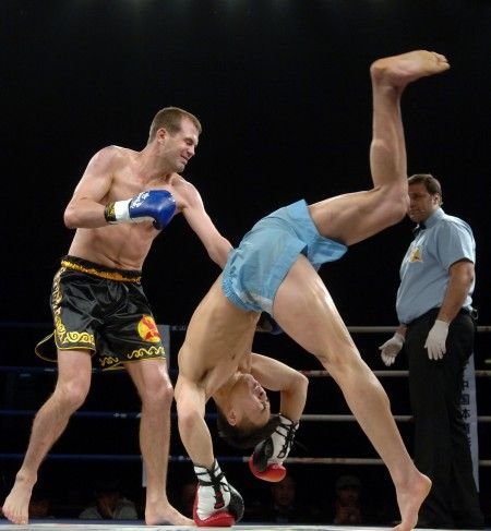 右为比赛中的李扬,打法花哨颇具看点