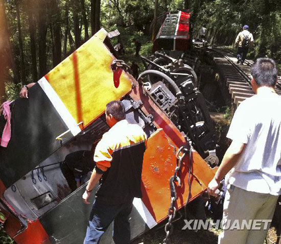 臺灣阿里山小火車翻車事故現場(組圖)