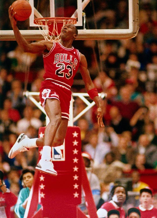 乔丹经典扣篮组图:40岁仍飞天 罚球线起跳经典