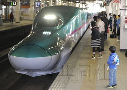29日早晨6时10分,开往东京的东北新干线"隼鸟"号列车驶入仙台站.