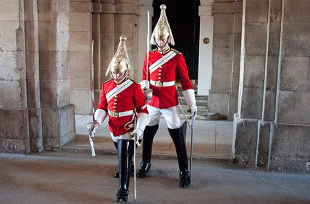 据悉,这名卫兵是英国皇家骑兵团中年龄较长,资历较老的成员之一.