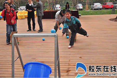 空桶投球游戏吸引了众多小朋友的参与