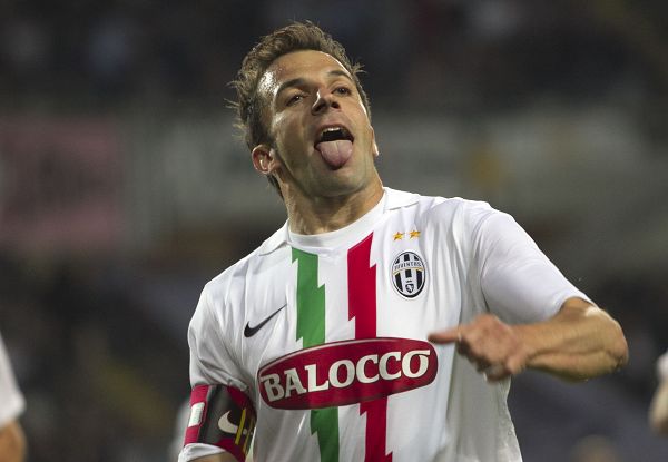 幻灯:皮耶罗庆祝调皮吐舌 1分钟失2球王子没落