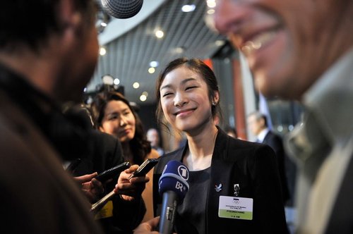 金妍儿微笑接受采访