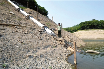 舟山蝦峙水庫乾涸見底,自來水廠用於取水的管道已高於水面,無法取水.