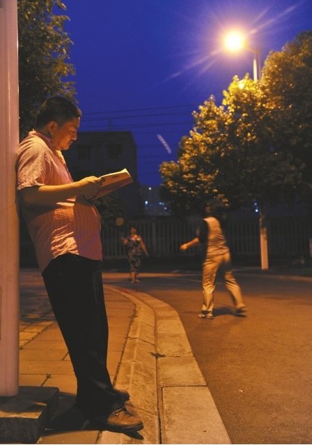 梁实在路灯下看书