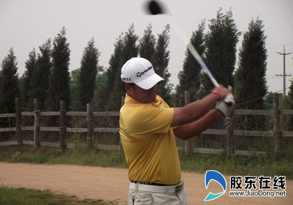 影视演员尤勇发球