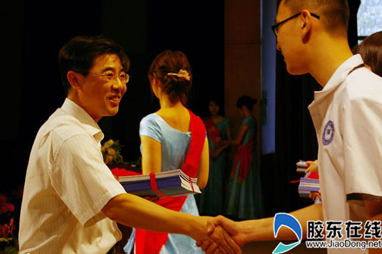 李金波副校长向毕业生赠送纪念册