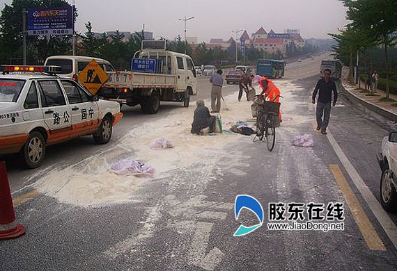 观海路清晨现百平方米面粉堆(图) 社会新闻 烟台新闻网 胶东在线 国家