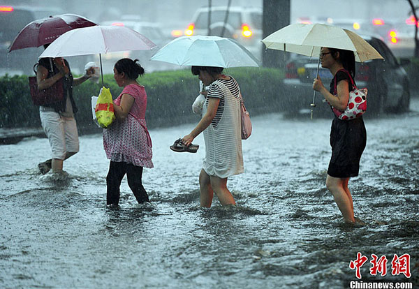 济南市天空昏暗暴雨倾盆瞬间街道成河组图