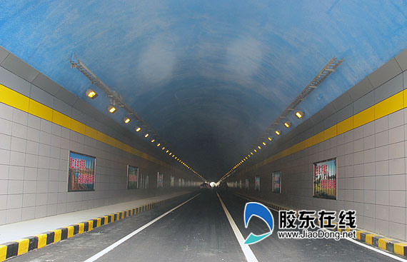 塔山隧道东侧隧道将临时改为双向车道图