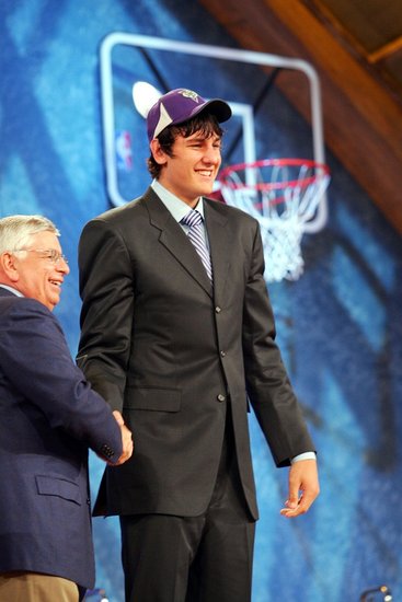 01-10赛季nba状元首款战靴秀之博古特(图)