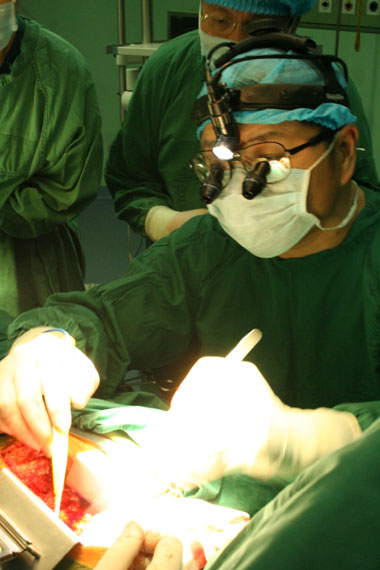 手术刀,在"跳动"的心脏上行走(组图)