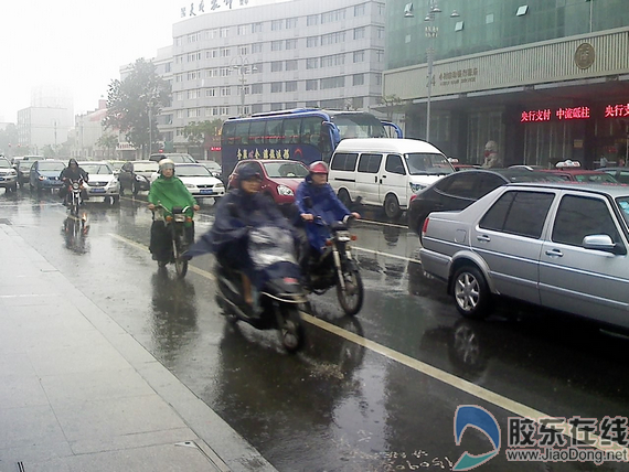 台风"梅花"逼近 狂风暴雨袭击烟台