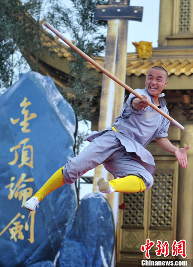 峨眉,少林,武当各派高手在刀光剑影中各展绝技,激烈争夺刀,枪,棍,剑"