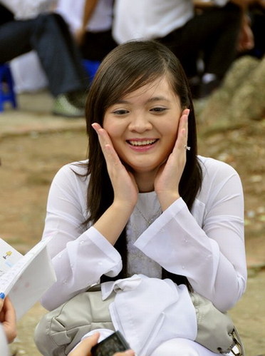 越南女高中生用传统服饰奥黛作校服(组图)