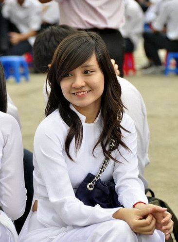 越南女高中生用传统服饰奥黛作校服(组图)