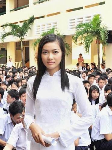 越南女高中生用传统服饰奥黛作校服(组图)