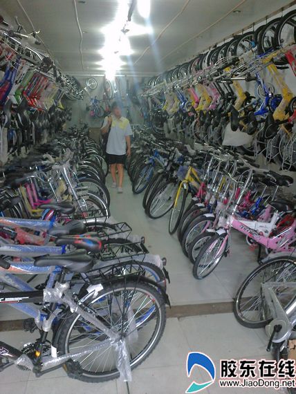 各种款式,各个价位的自行车塞满了车行