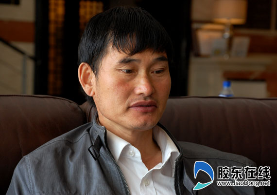 "大衣哥"朱之文接受记者采访