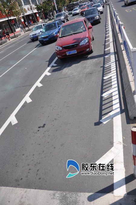 南大街上施劃新型交通標線可變導向車道線