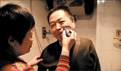 毛大华为无臂丈夫刘京生刮胡须.