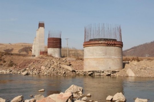 在浇灌过程中偷工减料投入碎石的3号特大桥桥墩