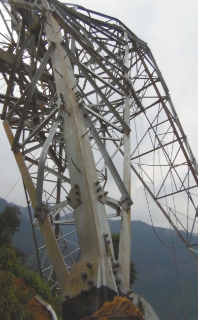 四川盐源输电铁塔拦腰折断 工人横飞8死3伤(图)