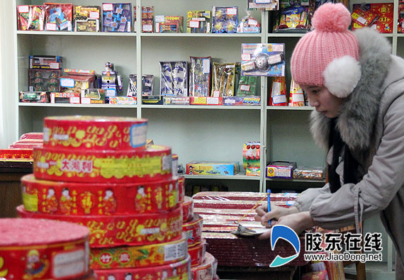 烟台680个鞭炮摊开售 商户预计今年行情不错