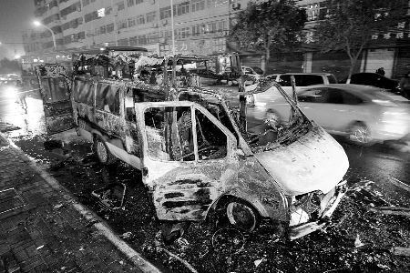 急救车半途着火被烧成空壳病人被紧急转移(图)