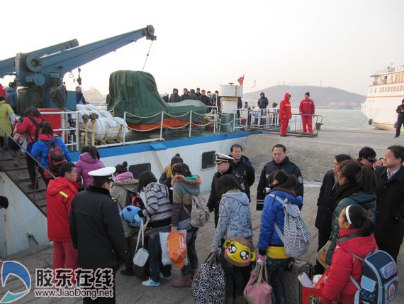 长岛中小学生排队上船