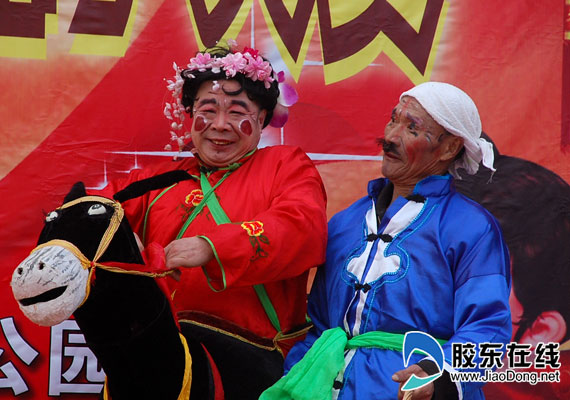 传统秧歌以滑稽搞笑取胜2012年"庆新春"烟台市社区健身秧歌赛举行